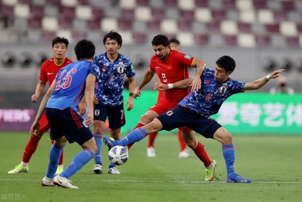 在本轮英超，阿森纳2-0击败布莱顿，以下为双方全场数据对比：阿森纳vs布莱顿射门：26-6射正：9-1预期进球：2.26-0.69控球率50%-50%传球成功率：90%-89%犯规：11-9黄牌：1-3角球：10-1